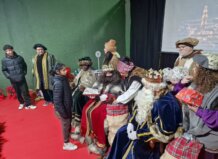 Los Reyes Magos reciben a más de 500 niños y niñas de Albal en la Cooperativa después de que la cabalgata fuese suspendida Los Reyes Magos saludando a niños en un evento en Albal