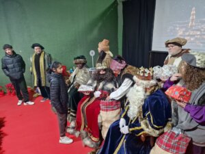 Los Reyes Magos saludando a niños en un evento en Albal
