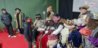 Los Reyes Magos saludando a niños en un evento en Albal