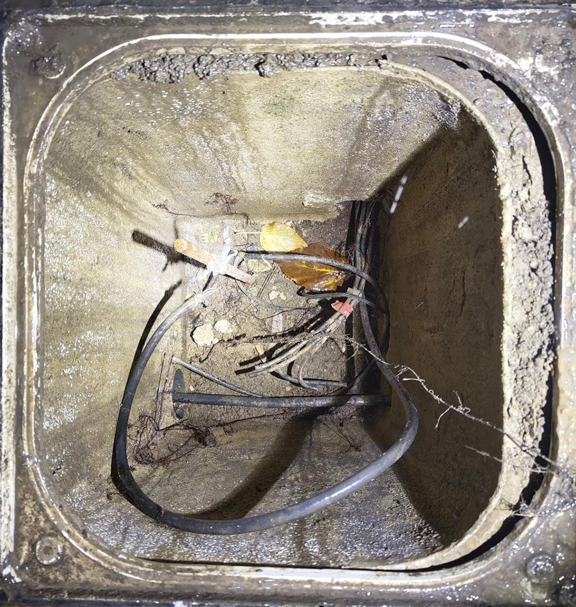 Interior de una arqueta con cables de alumbrado público robados