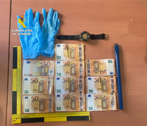 Evidencias de un robo en Torreblanca con dinero y herramientas