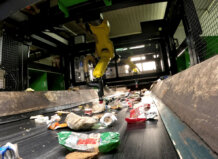 La EMTRE moderniza la planta de Manises con robots e inteligencia artificial para optimizar el reciclaje Brazos robóticos seleccionando residuos en planta de reciclaje