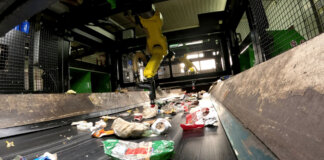 Brazos robóticos seleccionando residuos en planta de reciclaje