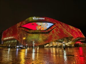 Vista nocturna del Roig Arena iluminado en València