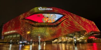 Vista nocturna del Roig Arena iluminado en València