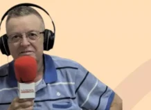 Roque Miguel Martínez Royo con micrófono en Radio Sol de Albal