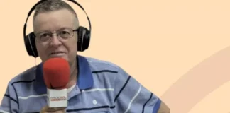 Roque Miguel Martínez Royo con micrófono en Radio Sol de Albal