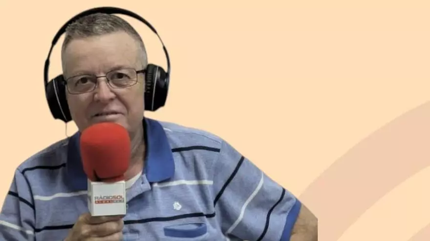 Roque Miguel Martínez Royo con micrófono en Radio Sol de Albal