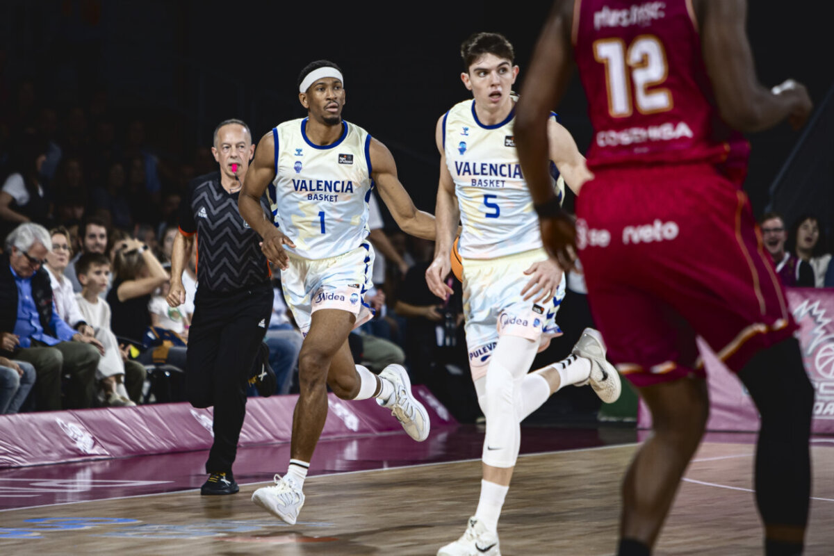 Jugadores de Valencia Basket celebrando en el Roig Arena durante un partido