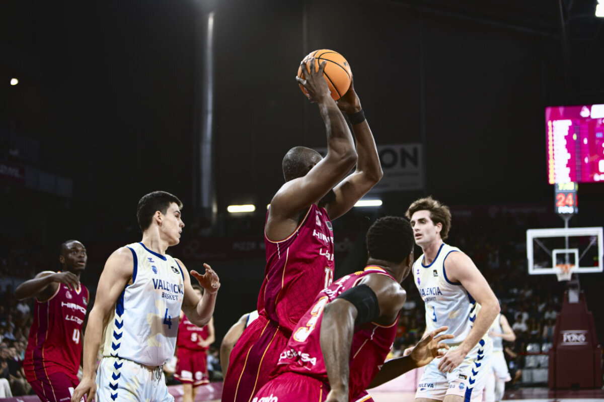 Jugadores de Valencia Basket y Hiopos Lleida en acción durante un partido.
