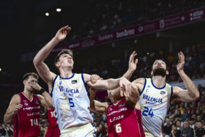 Jugadores de Valencia Basket compiten contra Hiopos Lleida en el Roig Arena.