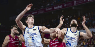 Jugadores de Valencia Basket compiten contra Hiopos Lleida en el Roig Arena.