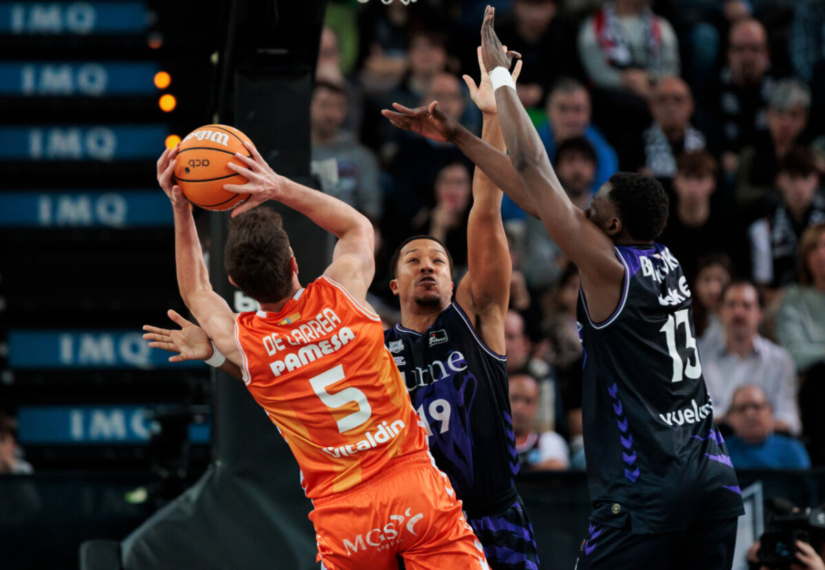Jugador de Valencia Basket lanzando a canasta en un partido contra Surne Bilbao