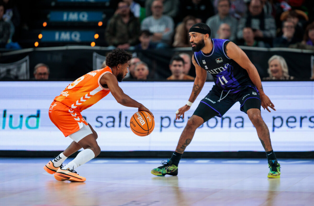 Jugadores de Valencia Basket y Surne Bilbao en acción durante el partido