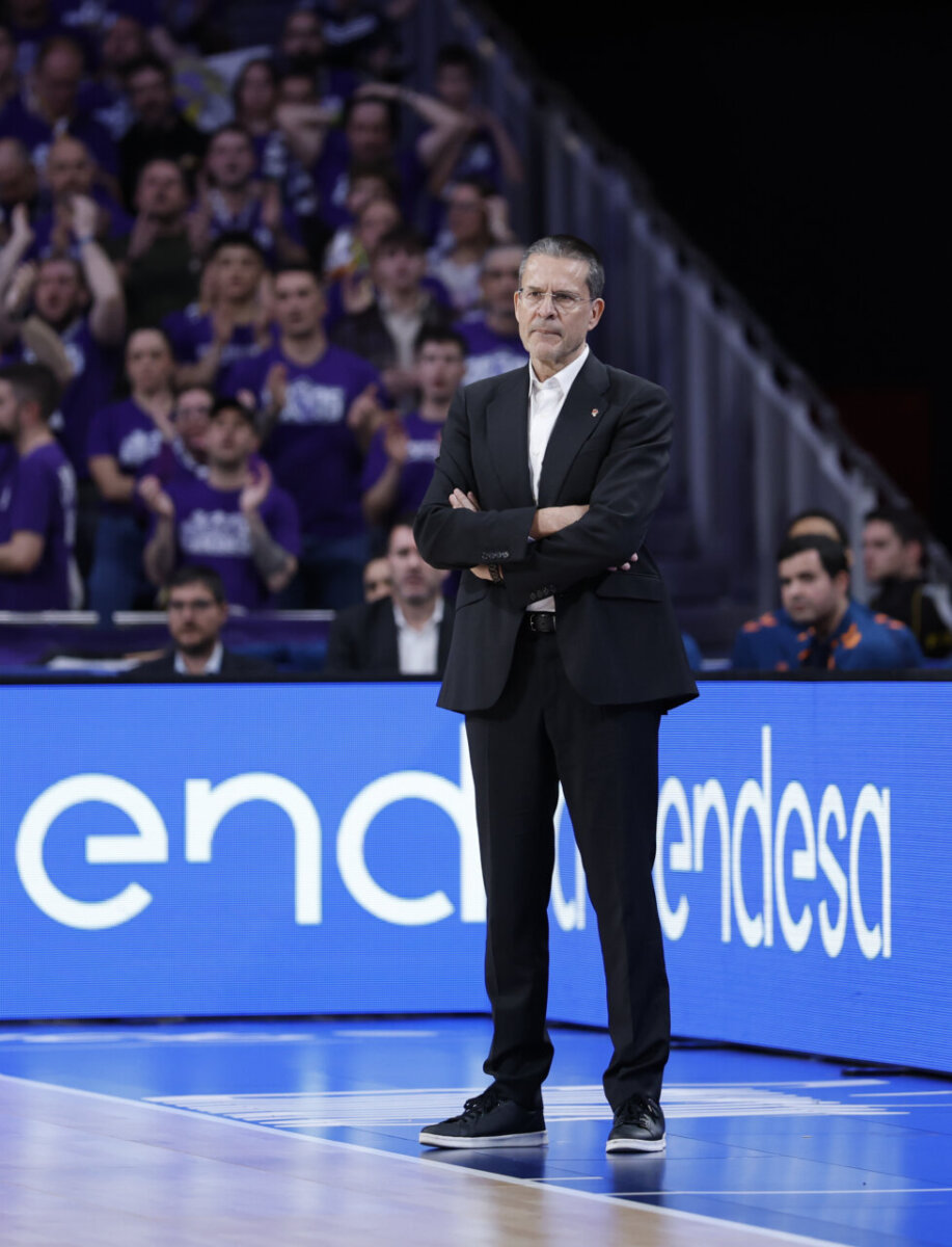 Entrenador del Real Madrid en un partido de baloncesto contra Valencia Basket