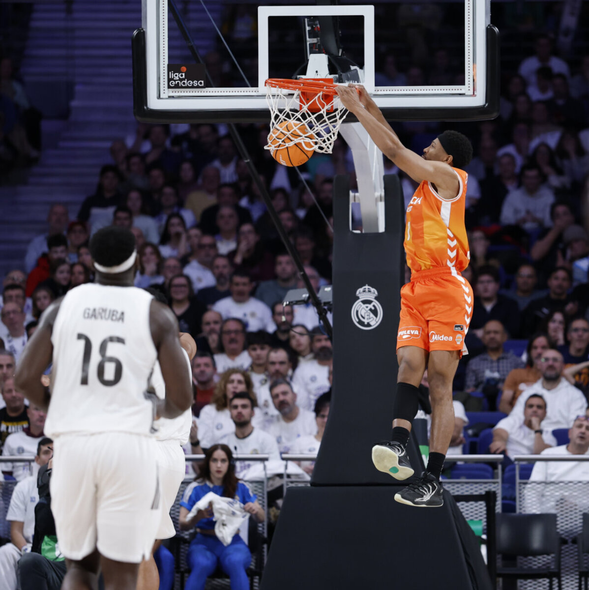 Jugador de Valencia Basket realizando un mate durante el partido contra Real Madrid.