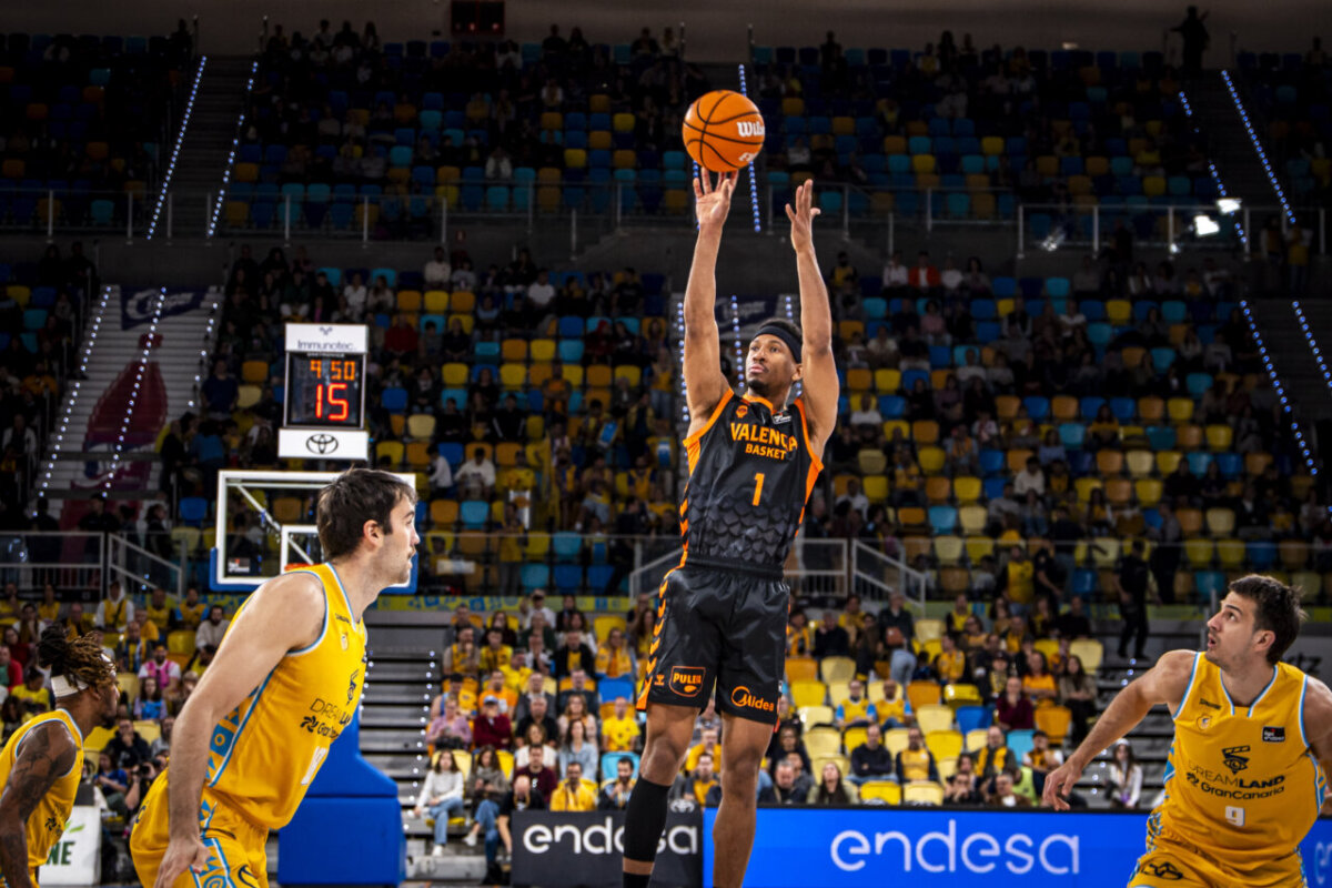 Jugador de Valencia Basket lanzando a canasta en el Gran Canaria Arena