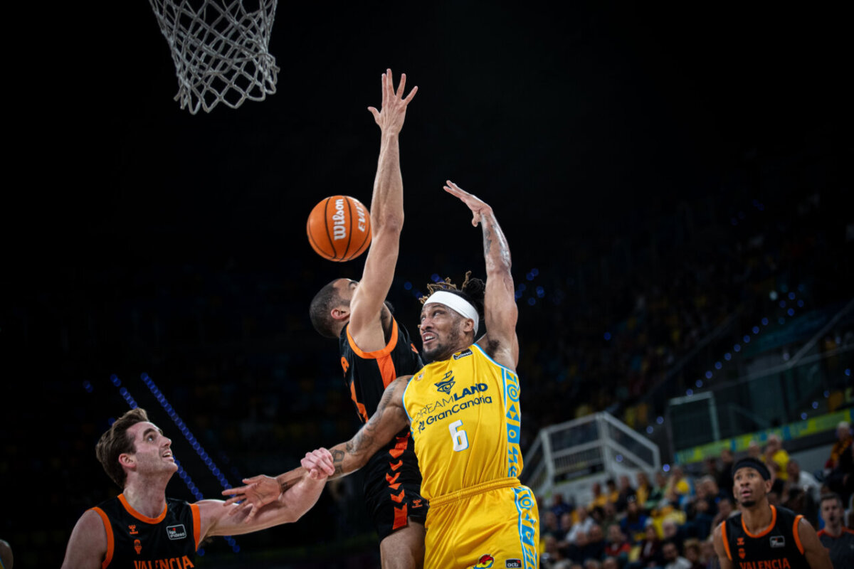 Jugadores de Valencia Basket en acción durante un partido en Gran Canaria.