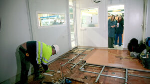 Trabajador en la sala de lactancia en el Mercado de Castilla