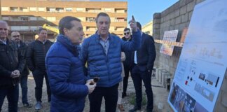 Reunión de personas discutiendo un proyecto en Beniparell