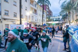 Corredores disfrazados en la San Silvestre Solidaria de Paiporta