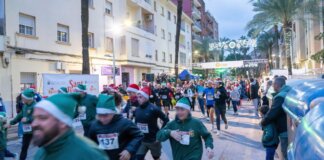 Corredores disfrazados en la San Silvestre Solidaria de Paiporta