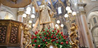 Estatua de San Vicente Mártir adornada con flores en la Catedral de Valencia