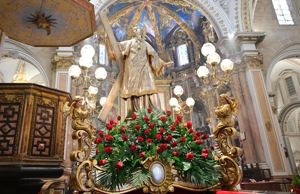 Estatua de San Vicente Mártir adornada con flores en la Catedral de Valencia