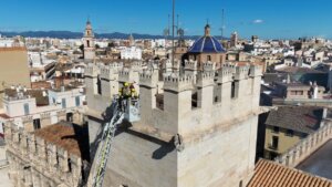Simulacro de emergencia en la Lonja de Valencia con bomberos en acción.