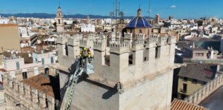 Simulacro de emergencia en la Lonja de Valencia con bomberos en acción.
