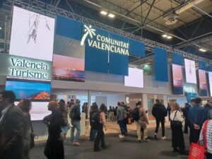 Stand de la Diputación de Valencia en la feria FITUR 2026 con visitantes