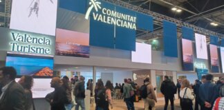 Stand de la Diputación de Valencia en la feria FITUR 2026 con visitantes