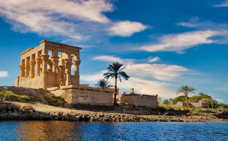 Templo de Philae en Egipto junto al río Nilo con palmeras
