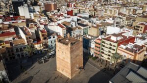 Vista aérea de la Torre Medieval en Torrent rodeada de edificios
