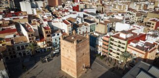 Vista aérea de la Torre Medieval en Torrent rodeada de edificios