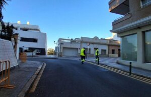 Trabajadores en la calle realizando trabajos en pasos de peatones adaptados