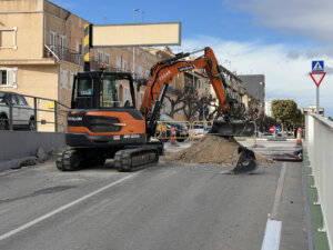Excavadora trabajando en la reparación del túnel del polideportivo de Massanassa