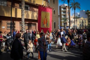 Celebración de Sant Blai en Torrent con gente y estandarte