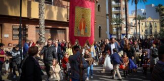 Celebración de Sant Blai en Torrent con gente y estandarte