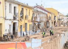 Vista de la calle Almassereta en Picanya tras inundaciones y trabajos de reconstrucción.