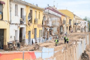 Vista de la calle Almassereta en Picanya tras inundaciones y trabajos de reconstrucción.