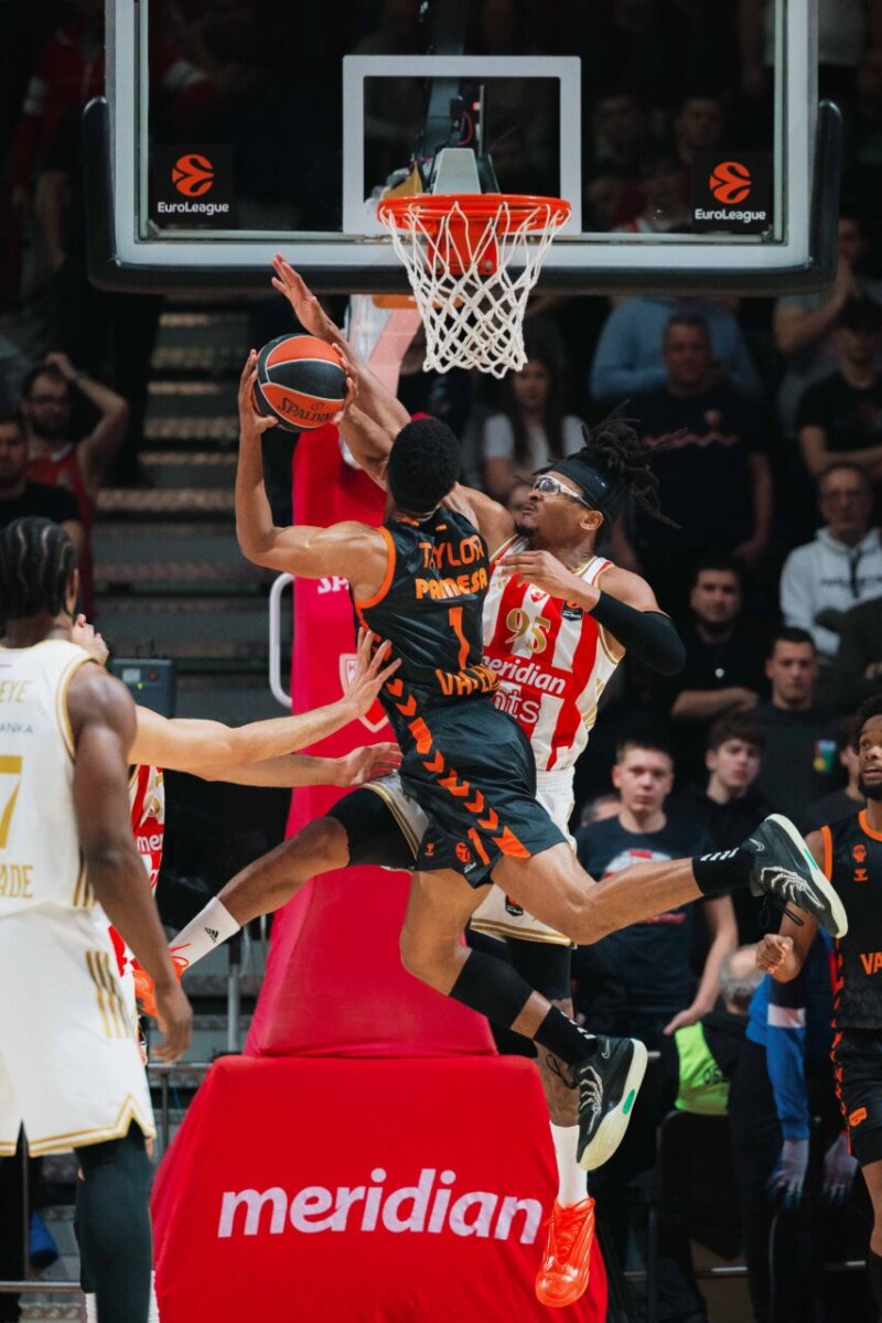 Jugador de Valencia Basket realizando un tiro en un partido contra Crvena Zvezda