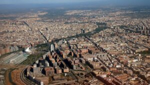 Vista aérea de la ciudad de València mostrando su urbanismo y paisaje.