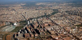 Vista aérea de la ciudad de València mostrando su urbanismo y paisaje.