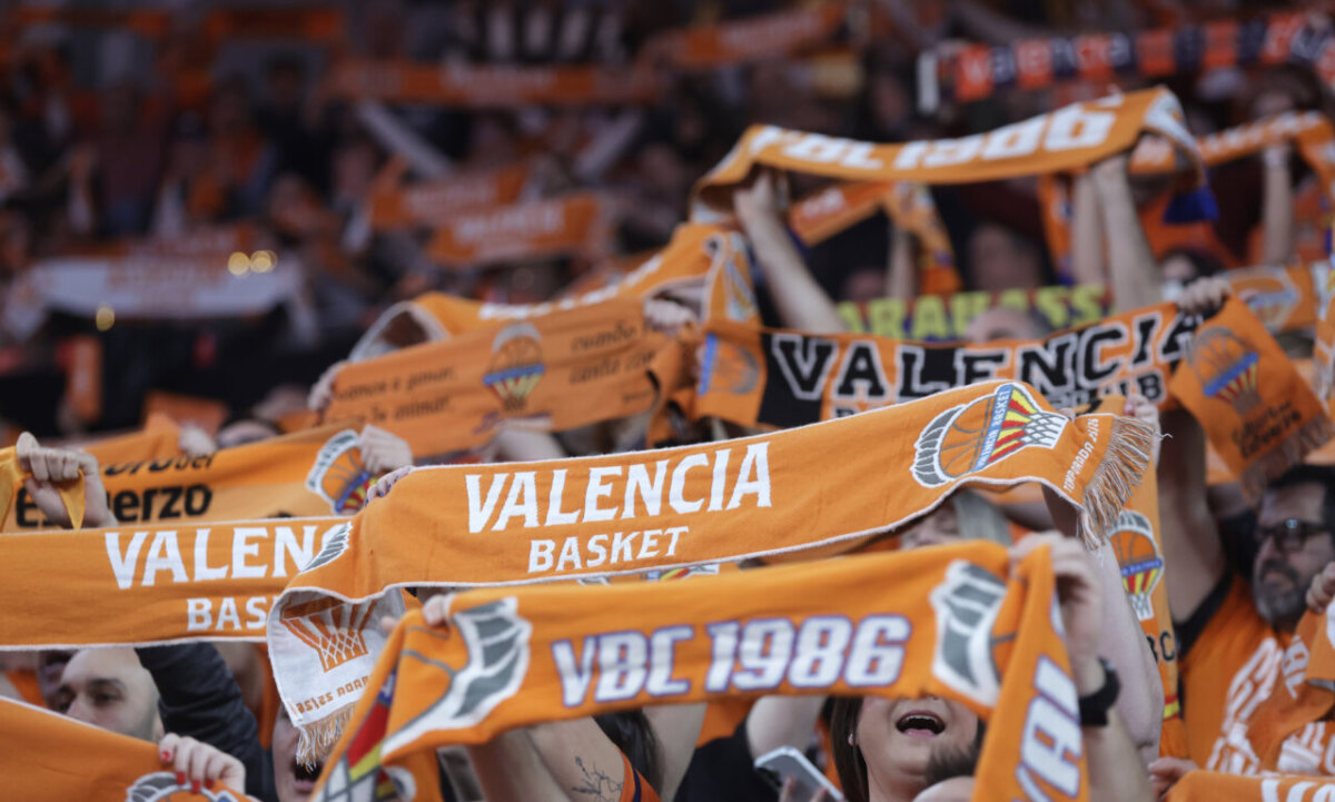 Aficionados de Valencia Basket animando con bufandas en un partido