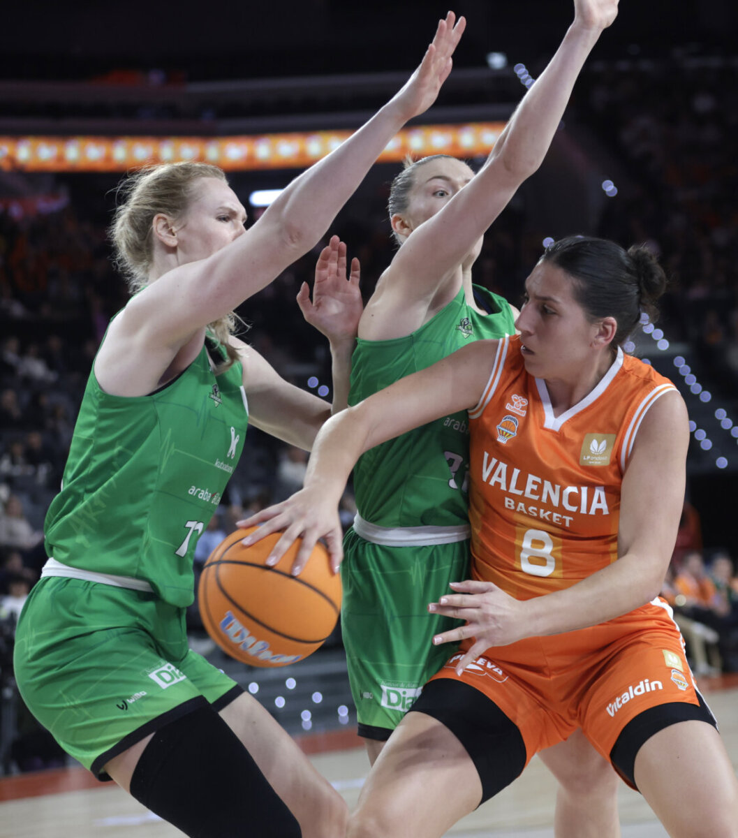 Jugadoras de Valencia Basket y Kutxabank Araski en un partido de baloncesto