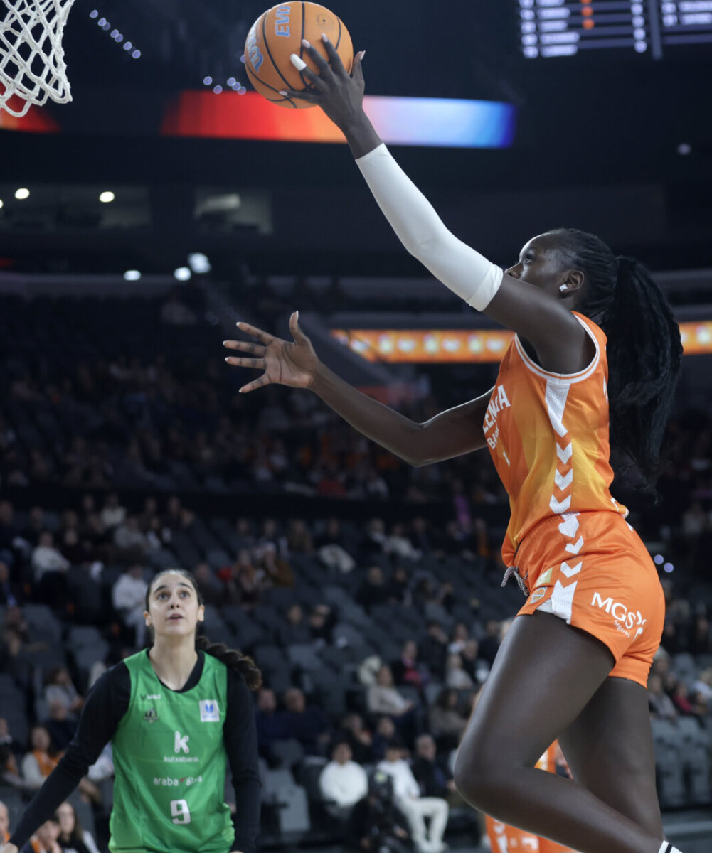 Jugadora de Valencia Basket lanzando a canasta durante el partido.