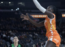 El Roig Arena se rinde a un Valencia Basket imparable que arrasa al Araski y sigue lanzado hacia la cima Jugadora de Valencia Basket lanzando a canasta durante el partido.