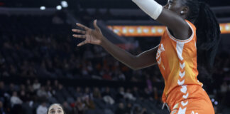 Jugadora de Valencia Basket lanzando a canasta durante el partido.