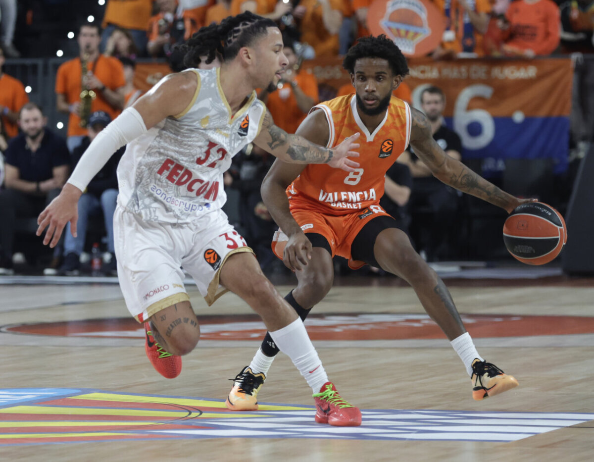 Jugadores de Valencia Basket y AS Monaco compiten en un partido de baloncesto
